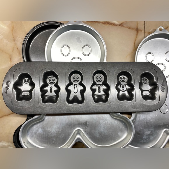 4pc Collection of Wilton Gingerbread person cake/cookie pans - Picture 4 of 11